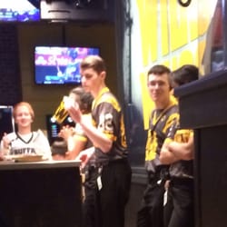 buffalo wild wings servers