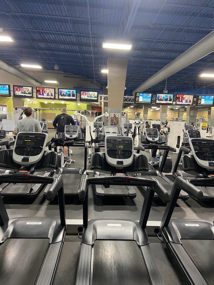 Gold's Gym - Jamestown