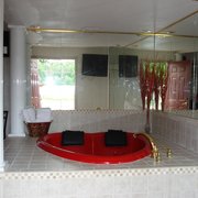 Canton Inn Hotels 665 W Locust St Il Phone Number Honeymoon Suite Hearts Photo Of Canton Inn Il United States Heart Shaped Hot Tub