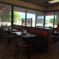 Carl S Jr Fast Food 2104 W Broadway Ave Sulphur Ok Photo Of Carl S Jr Sulphur Ok United States Large Dining Are A