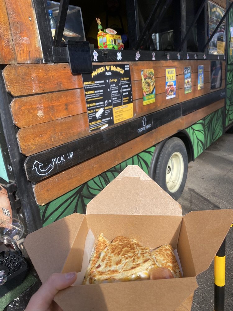 Munch ‘N Brunch Waikiki, Honolulu Roadtrippers