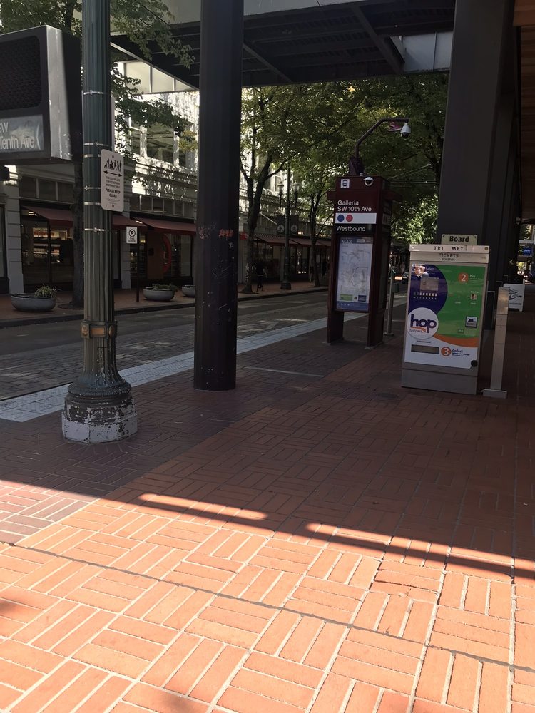 Galleria / Southwest 10th Avenue MAX Station