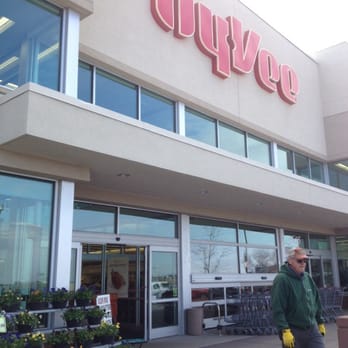 Hy-Vee Food Stores - 18 Photos & 24 Reviews - Grocery - 4605 Fleur Dr