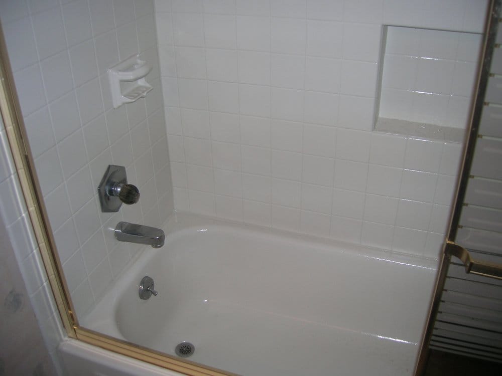 Like-new Tub & Tile