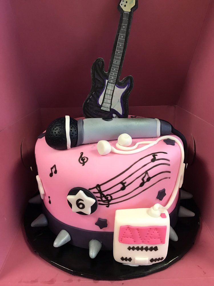 Amazing birthday cake by Maggie�s Bake Shop! She even