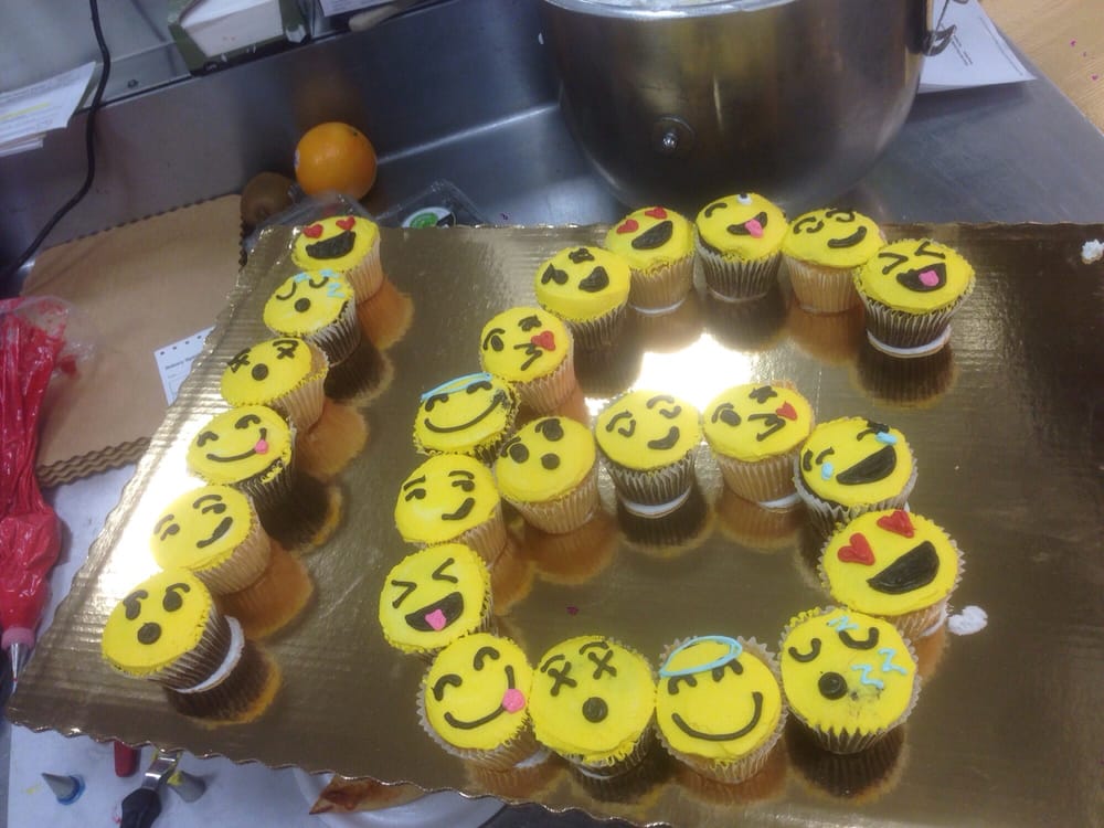 Pictures Of Emoji Cakes And Cupcakes Pictures Of Emoji Cakes And Cupcakes