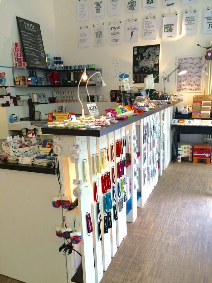 Die große Theke im FUNI SHOP aus Europaletten gebaut :) - Yelp Die große Theke im FUNI SHOP aus Europaletten gebaut :) - Yelp